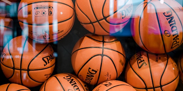 2026世界杯小组赛西班牙对阵德国的概念宣传图 - 足球在绿茵场上